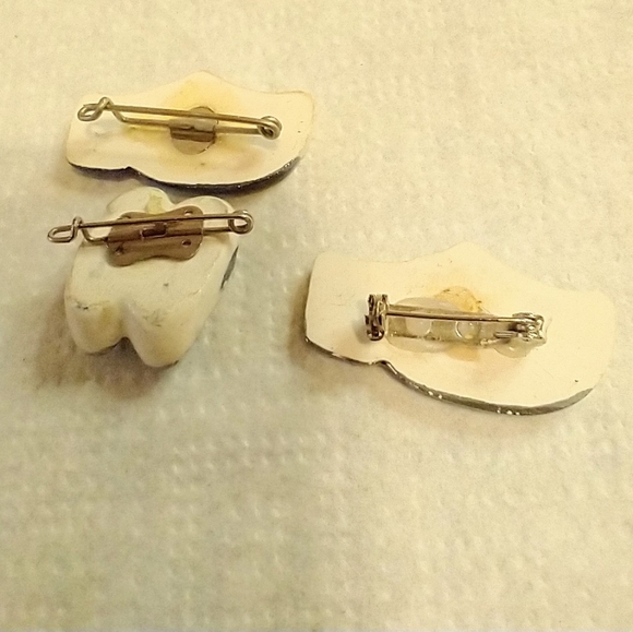 Porcelain Dutch windmill clog shoe. 2 pins Brooch - Picture 4 of 5